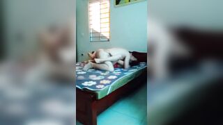 Chồng nứng cặc địt vợ mạnh bạo cực sung (Full Clip) phần 1