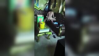 Nhìn chồng đi karaoke địt luôn em ktv tại quán