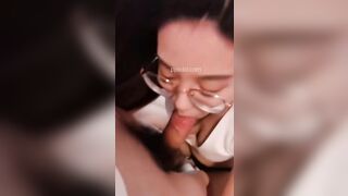 Cô gái xinh đẹp đeo kính được làm tình bằng miệng, thổi kèn và nuốt tinh trùng