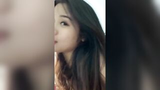 Em họ thay đồ trước mặt mà nó không cho quay