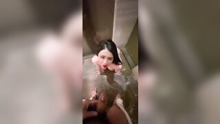 “Ơ cái thằng này bắn tinh vào mồm chị đi cứ để đợi ý nhỉ”