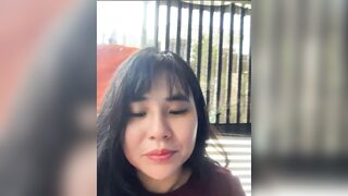Gái dâm ra cửa nhà thủ dâm bằng cu giả dâm đãng lồn múp dụp