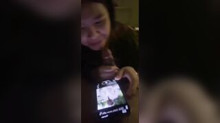 vừa lướt tóp tóp vừa bú cu  cho anh họ