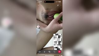 Call video chat sex với e rau lồn hồng thắm vừa tròn 18 xem e dùng dưa leo móc lồn #2