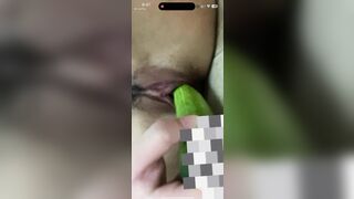 Call video chat sex với e rau lồn hồng thắm vừa tròn 18 xem e dùng dưa leo móc lồn #3