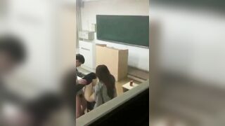 Cặp học sinh tan học không về ở lại lớp địt nhau cực dâm