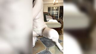 Cô em dâm đãng mặc tất lưới thủ dâm cực phê