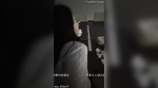 Người phụ nữ trẻ đeo kính ngoại tình ở văn phòng