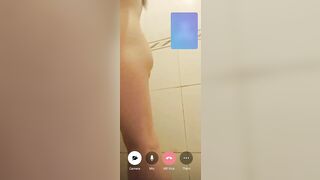 Anh thư vào tolet móc lồn cho ny xem