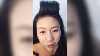 Gái xinh vú to khủng khoe hàng trên live