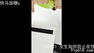 Nhét sextoy khủng độc lạ vào lồn rộng rồi em gái public cho kích thích