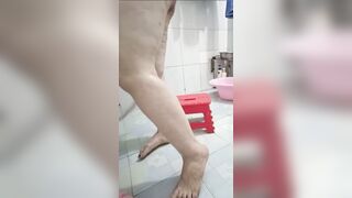 Mb ngồi tắm rửa lồn cho trai xem trên live vú to lồn múp