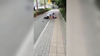 Thành niên nứng cặc *** bà dì giữa đường phố
