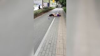 Thành niên nứng cặc *** bà dì giữa đường phố