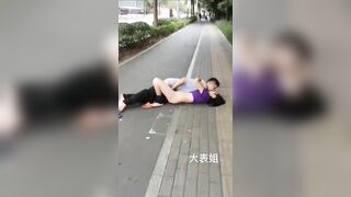 Thành niên nứng cặc *** bà dì giữa đường phố