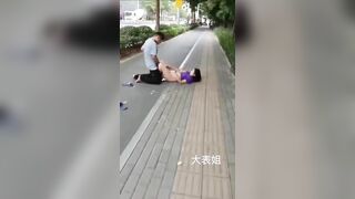 Thành niên nứng cặc *** bà dì giữa đường phố