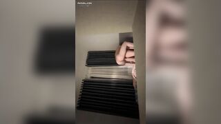 Cho vợ địt với cậu sinh viên to khỏe chồng đứng quay clip