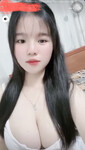 Em Nhu Y ngon cơm khoe vú