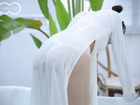 Em mẫu ruột nude cùng bộ trang phục áo dài