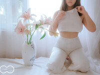 Em mẫu ruột nude cùng bộ trang phục áo dài