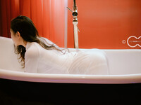 Em mẫu ruột nude cùng bộ trang phục áo dài