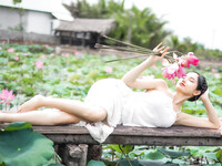 Em mẫu ruột nude cùng bộ trang phục áo dài
