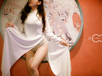 Em mẫu ruột nude cùng bộ trang phục áo dài