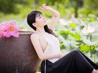 Em mẫu ruột nude cùng bộ trang phục áo dài