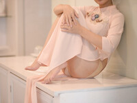 Em mẫu ruột nude cùng bộ trang phục áo dài