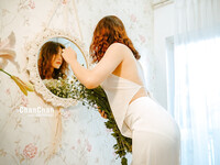 Em mẫu ruột nude cùng bộ trang phục áo dài