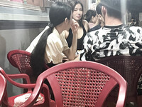 Chụp lén em ban kế bên
