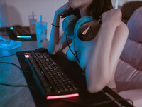 Gái vú bự mê game