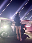 Bạn thân đi chơi nhưng chỉ thích mặc sịp ra ngoài