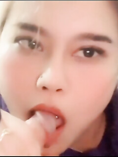 Em bú cu từ ngoài đường đến về nhà